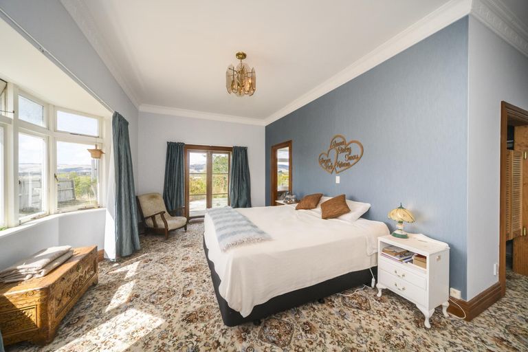 Photo of property in 32 Johnstone Drive, Fitzherbert, Palmerston North, 4410