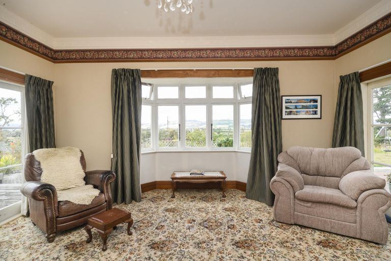 Photo of property in 32 Johnstone Drive, Fitzherbert, Palmerston North, 4410