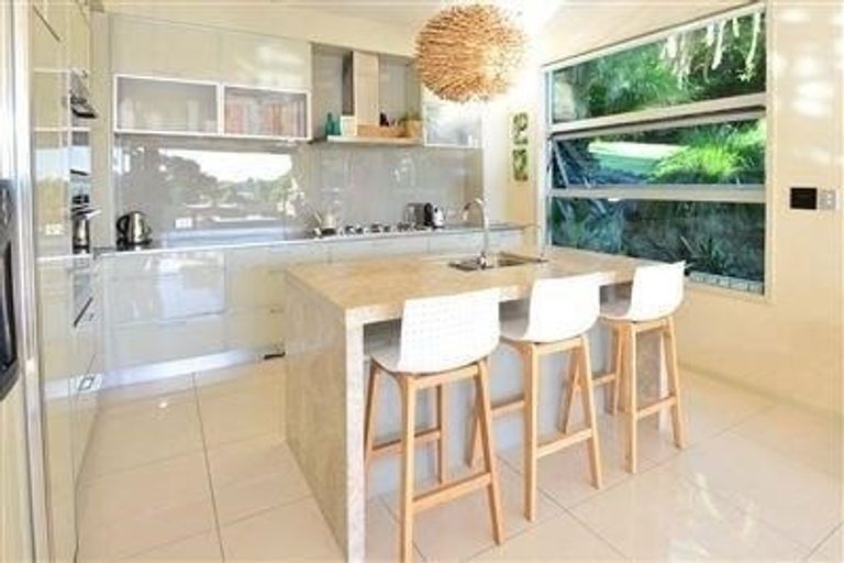Photo of property in 42a Tindalls Bay Road, Tindalls Beach, Whangaparaoa, 0930