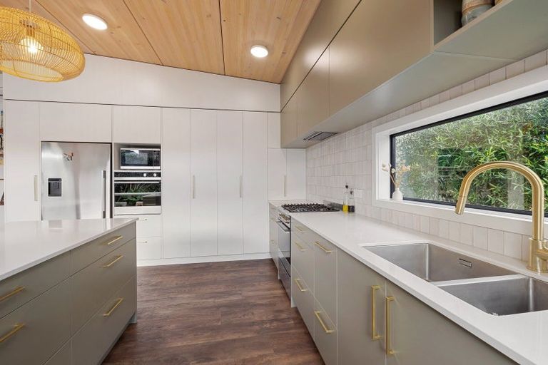 Photo of property in 318 Mangorei Road, Merrilands, New Plymouth, 4312