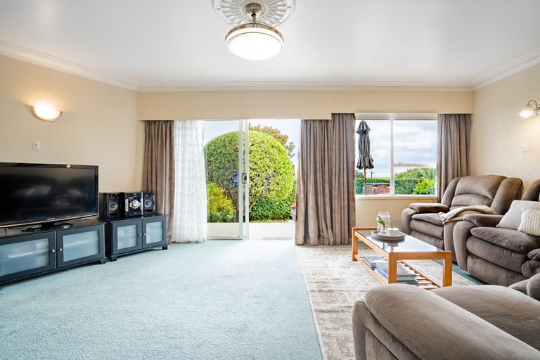 Photo of property in 17 Scanlen Terrace, Kelston, Auckland, 0602