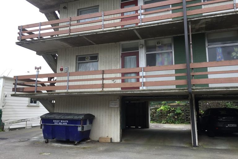 Photo of property in Beresford Apartments, 4/118 Russell Terrace, Berhampore, Wellington, 6023