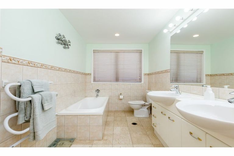 Photo of property in 16 San Lorenzo Rise, Henderson, Auckland, 0612