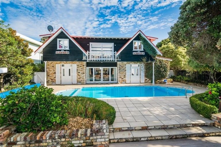 Photo of property in 15 Norwood Road, Bayswater, Auckland, 0622