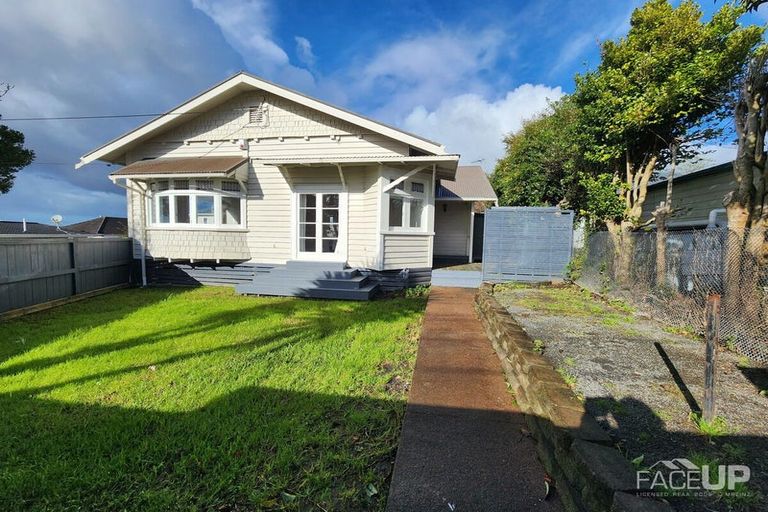 Photo of property in 1/194 Waimumu Road, Massey, Auckland, 0614