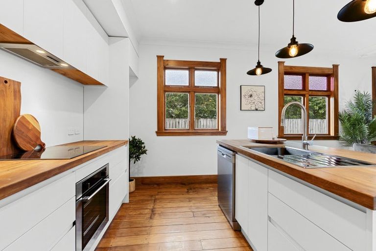 Photo of property in 11 Woodleigh Street, Frankleigh Park, New Plymouth, 4310