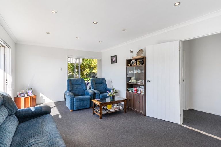 Photo of property in 16 Fielding Crescent, Farm Cove, Auckland, 2012