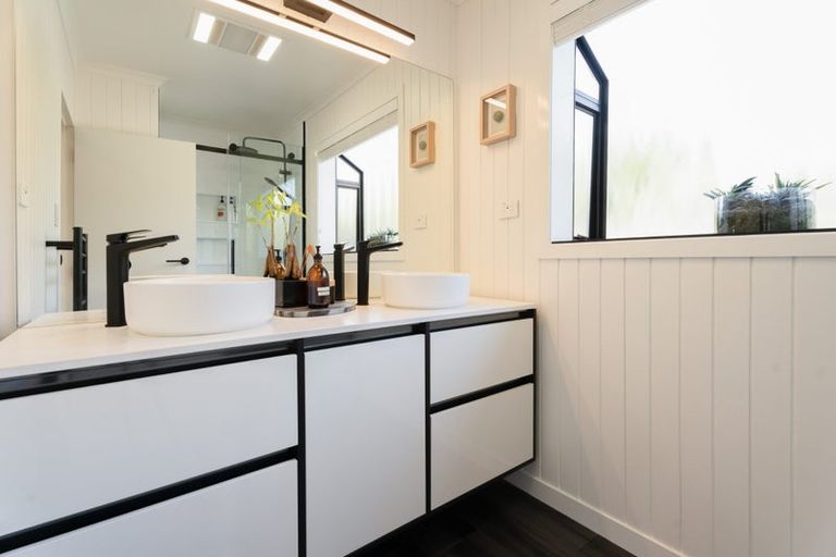 Photo of property in 8 Hillview Crescent, Paparangi, Wellington, 6037