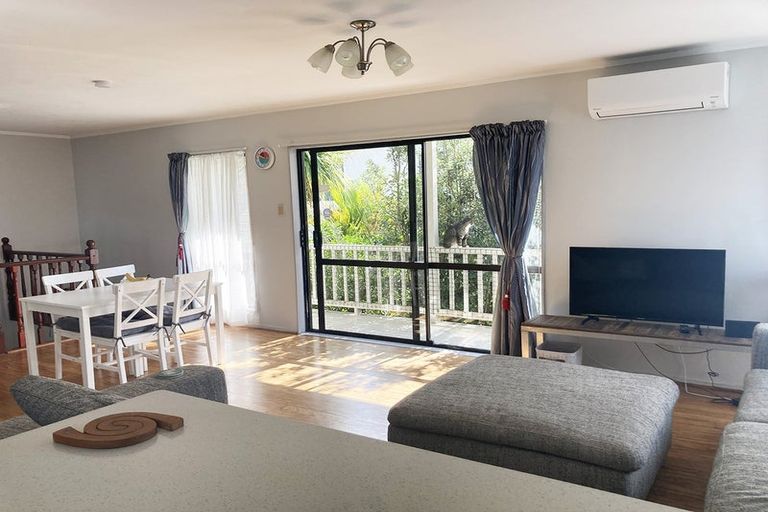 Photo of property in 33 Lagoon Way, West Harbour, Auckland, 0618