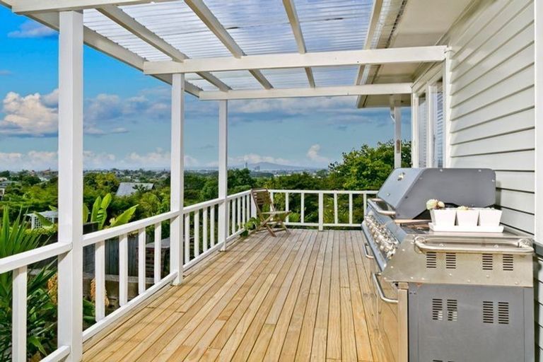 Photo of property in 255 Glenfield Road, Hillcrest, Auckland, 0627