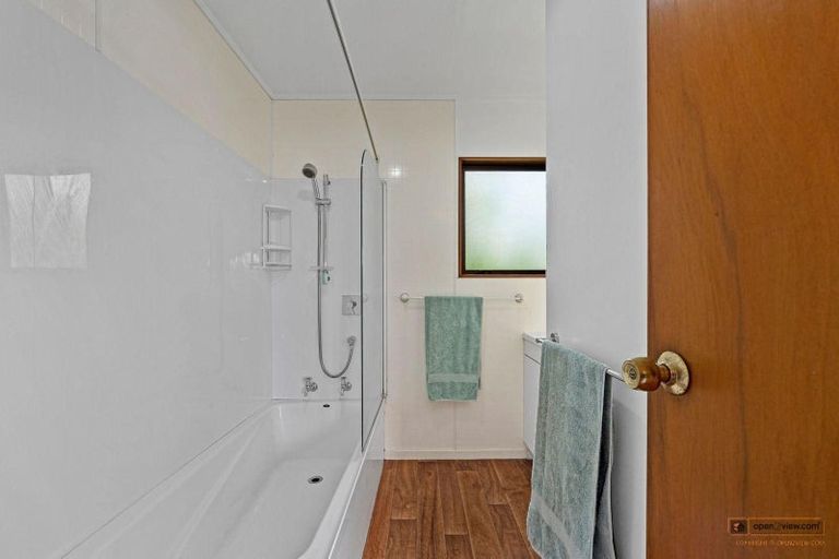 Photo of property in 1/32 Parakai Avenue, Parakai, 0830