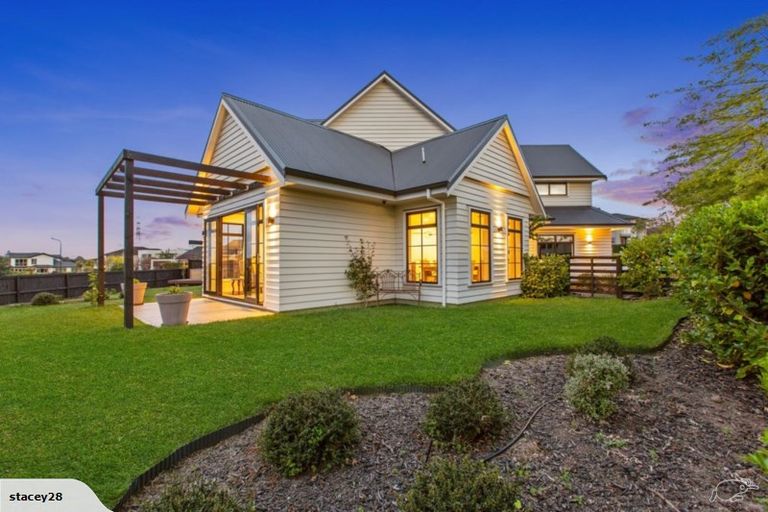 Photo of property in 11 Asola Place, Karaka, Papakura, 2113