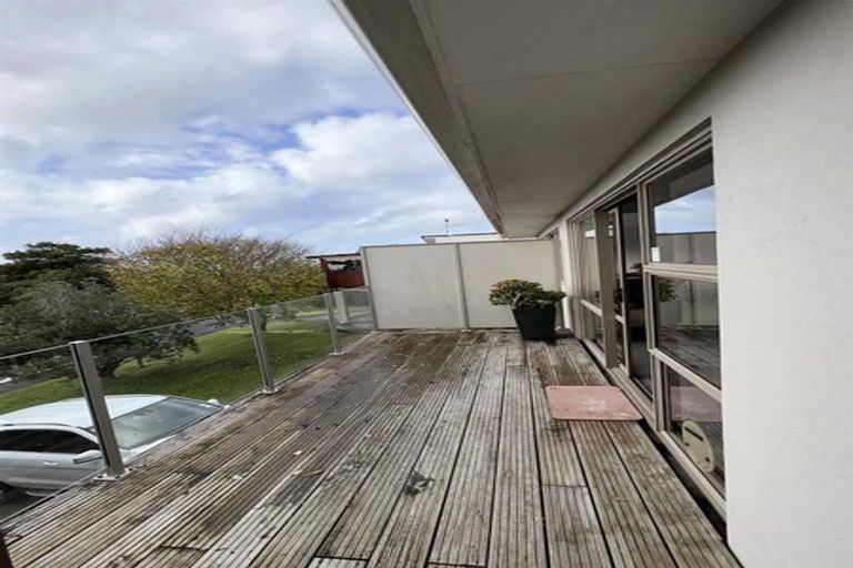 Photo of property in 35 Widmore Drive, Massey, Auckland, 0614
