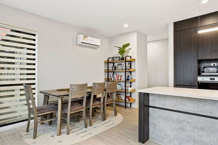 Photo of property in 37 Vinistra Road, Kumeu, 0810