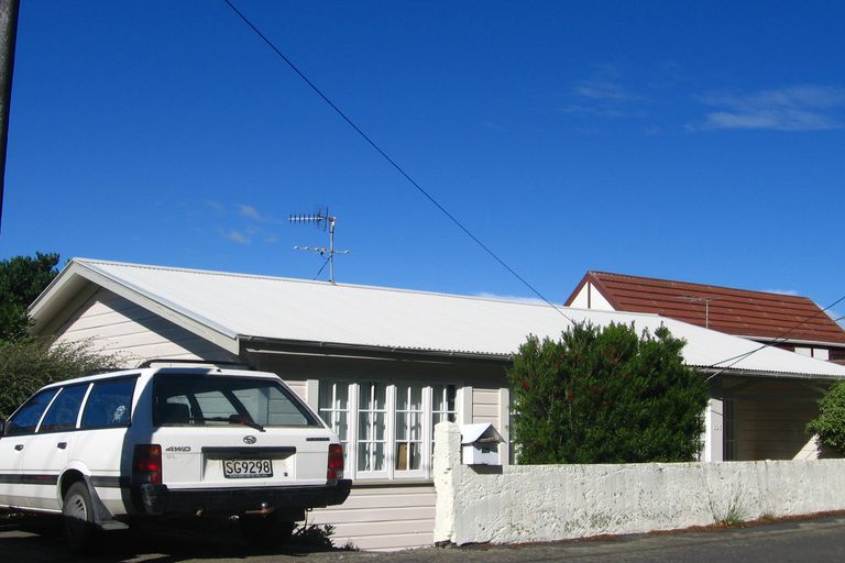 Photo of property in 225 Sutherland Road, Lyall Bay, Wellington, 6022