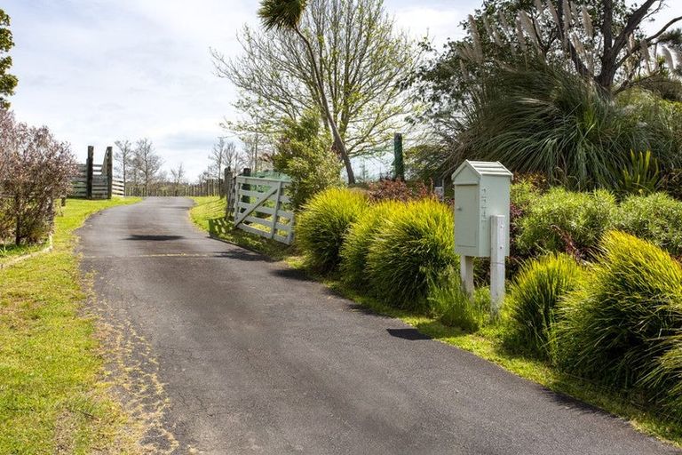 Photo of property in 2247 South Head Road, South Head, Helensville, 0874