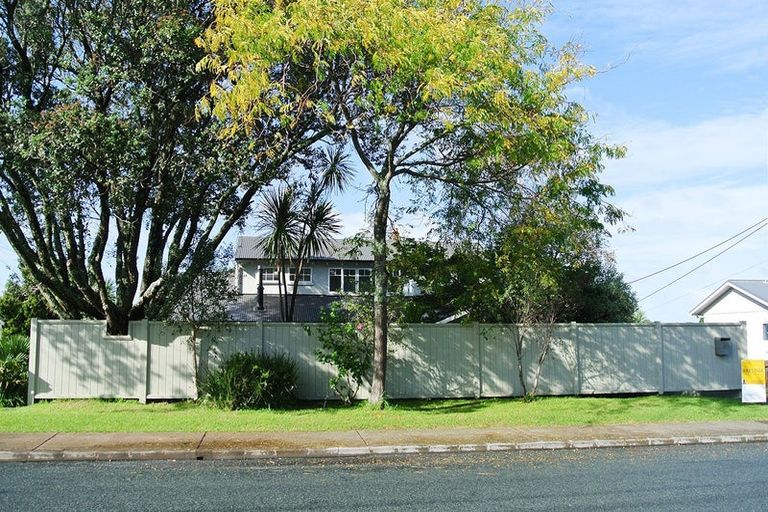 Photo of property in 81 Norwood Road, Bayswater, Auckland, 0622