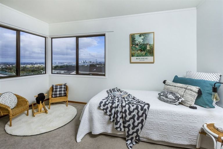 Photo of property in 1/3 Holdaway Avenue, Northcote, Auckland, 0627