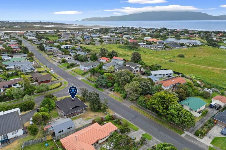 Photo of property in 62 Queens Road, Waikanae Beach, Waikanae, 5036