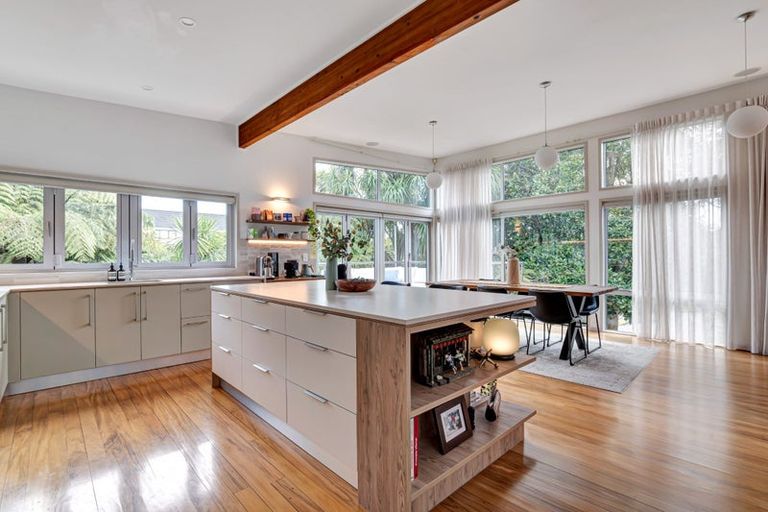 Photo of property in 12 Leatham Avenue, Strandon, New Plymouth, 4312