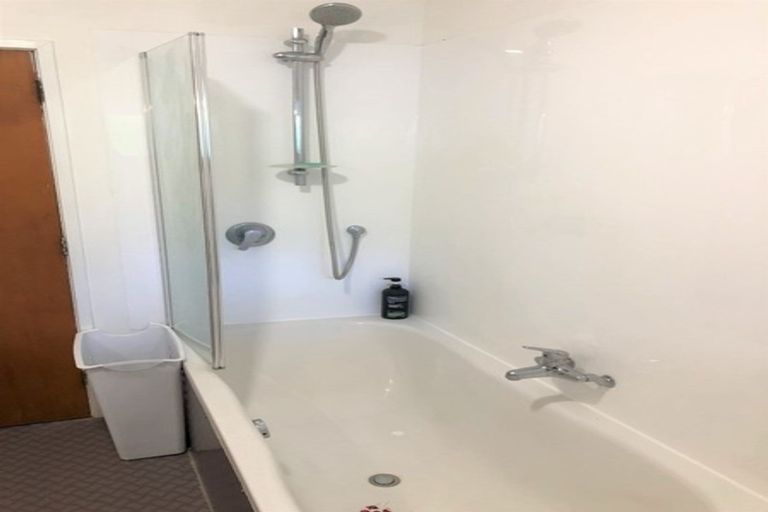 Photo of property in 3/50 Old Lake Road, Narrow Neck, Auckland, 0624