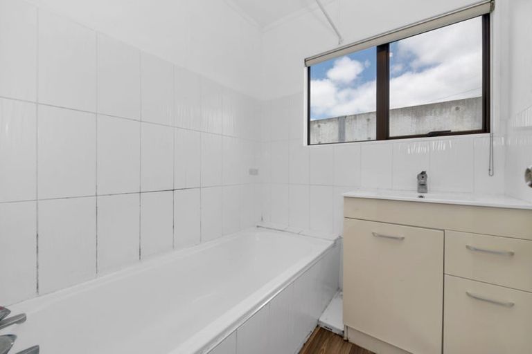 Photo of property in 2/103 Chichester Drive, Rosehill, Papakura, 2113