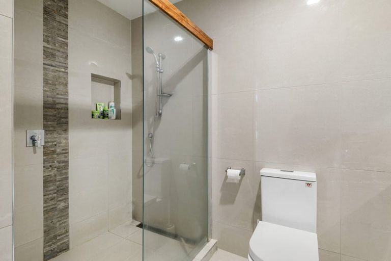 Photo of property in 5 Saddleback Rise, Murrays Bay, Auckland, 0630