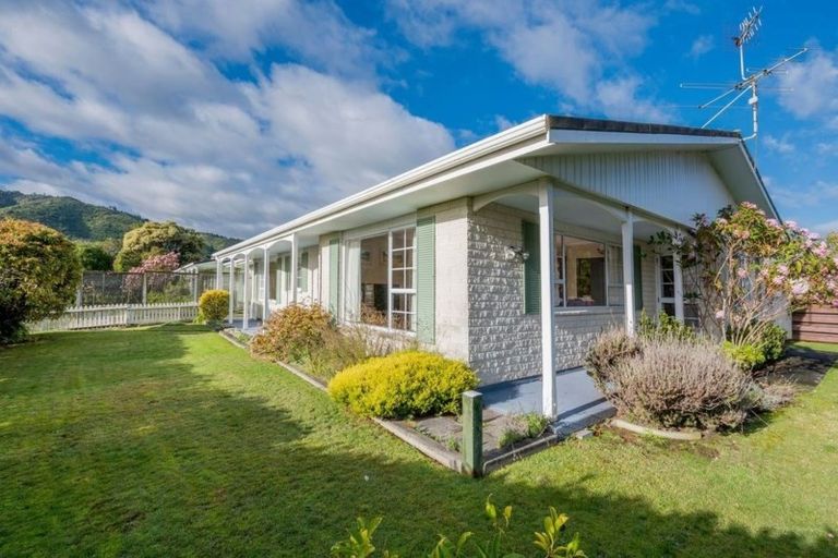 Photo of property in 90 Rimu Street, Waikanae, 5036