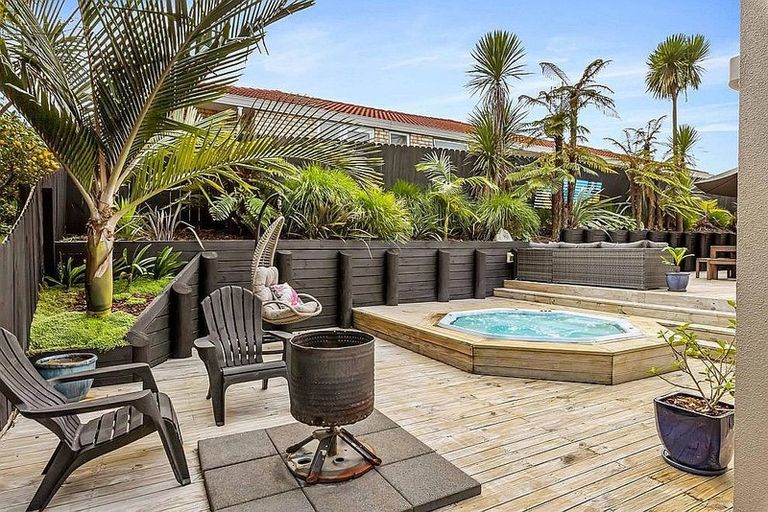 Photo of property in 13 Berkshire Terrace, Massey, Auckland, 0614