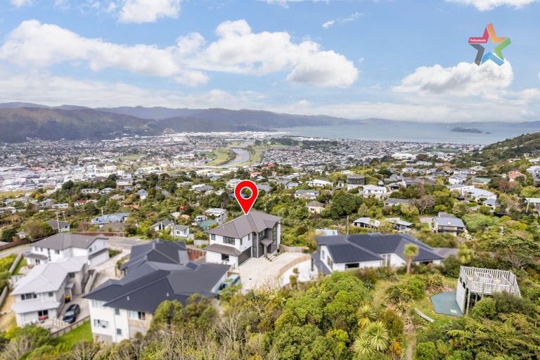 Photo of property in 8 Poto Road, Normandale, Lower Hutt, 5010