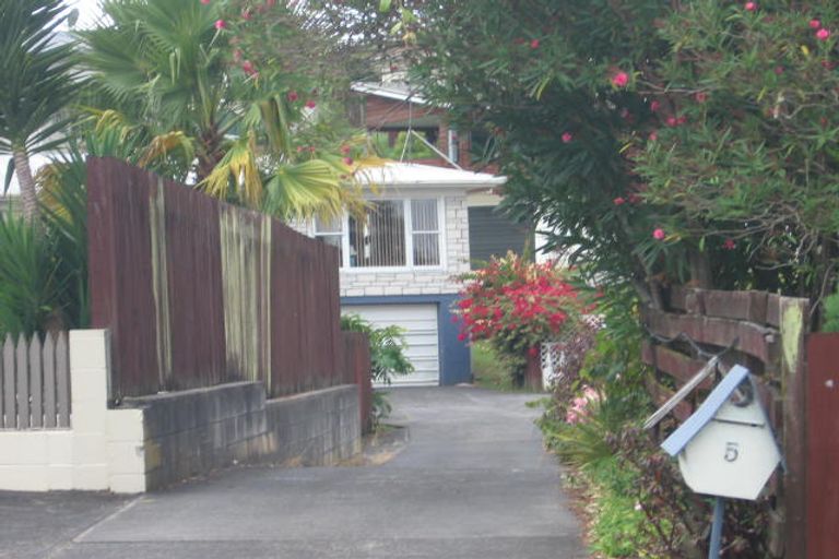 Photo of property in 1/5 Sunhaven Avenue, Glenfield, Auckland, 0629