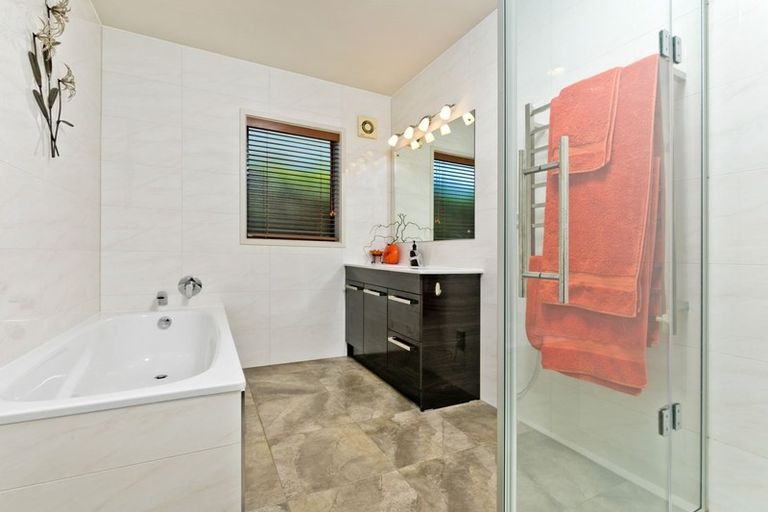 Photo of property in 109 Awaroa Road, Sunnyvale, Auckland, 0612