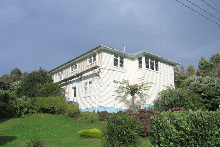 Photo of property in 10 Wakefield Terrace, Tawa, Wellington, 5028
