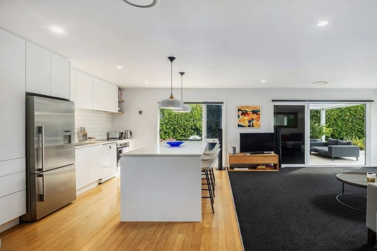 Photo of property in 28 Alfred Street, Northcote Point, Auckland, 0627