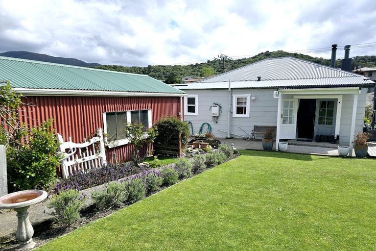 Photo of property in 108 Waikawa Road, Picton, 7220