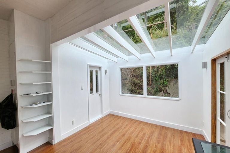 Photo of property in 72 Kelburn Parade, Kelburn, Wellington, 6012