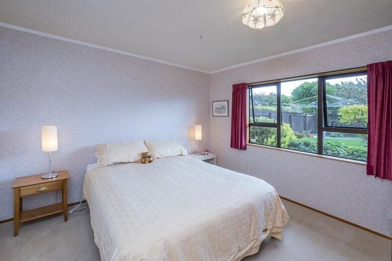 Photo of property in 8 Runanga Grove, Waikanae, 5036