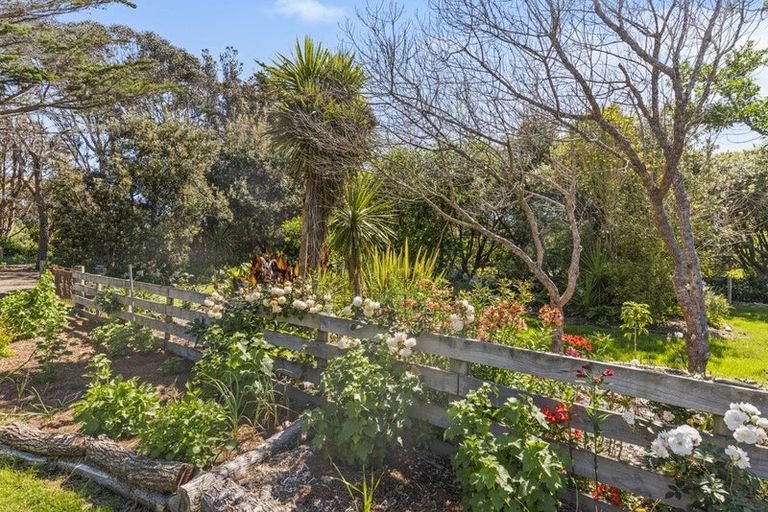 Photo of property in 140 Paetawa Road, Peka Peka, Waikanae, 5391