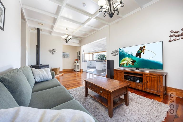 Photo of property in 10 Kaipara View Road, Helensville, 0875