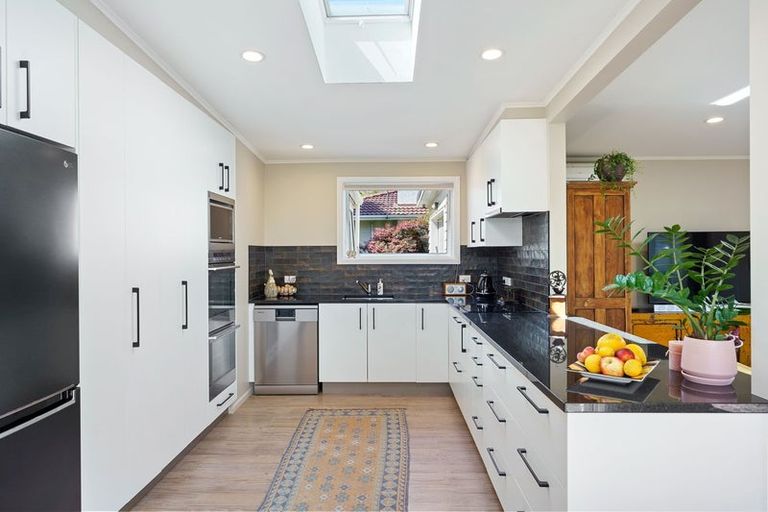 Photo of property in 16 Sunny Glen, Waikanae, 5036