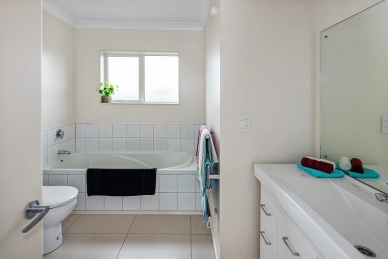 Photo of property in 242 Mark Avenue, Grenada Village, Wellington, 6037