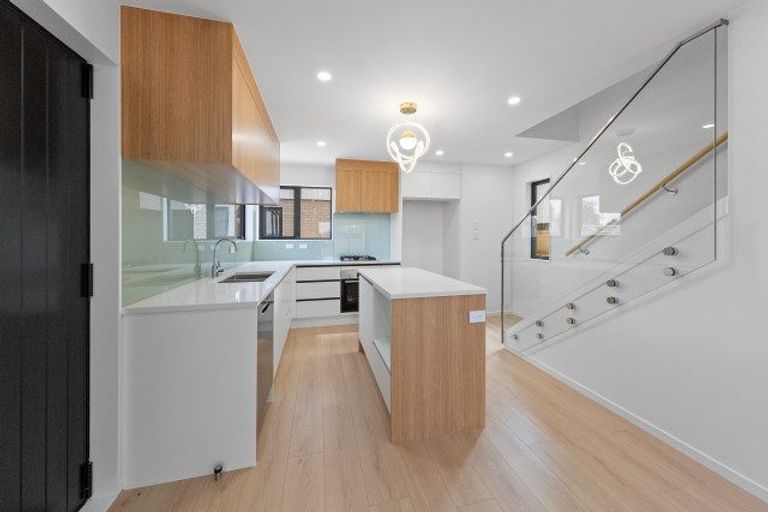 Photo of property in 2/1 O'connell Street, Manurewa, Auckland, 2102