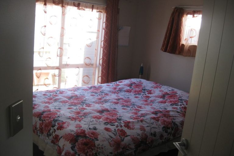 Photo of property in 50a Miles Crescent, Newlands, Wellington, 6037