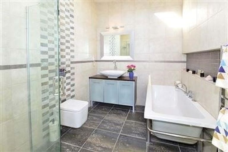 Photo of property in 42a Tindalls Bay Road, Tindalls Beach, Whangaparaoa, 0930