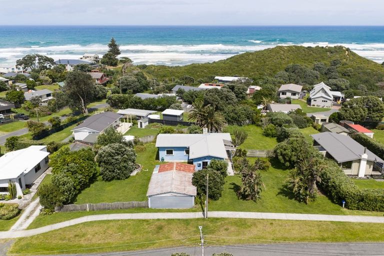 Photo of property in 8-10 Kelly Street, Baylys Beach, Dargaville, 0377