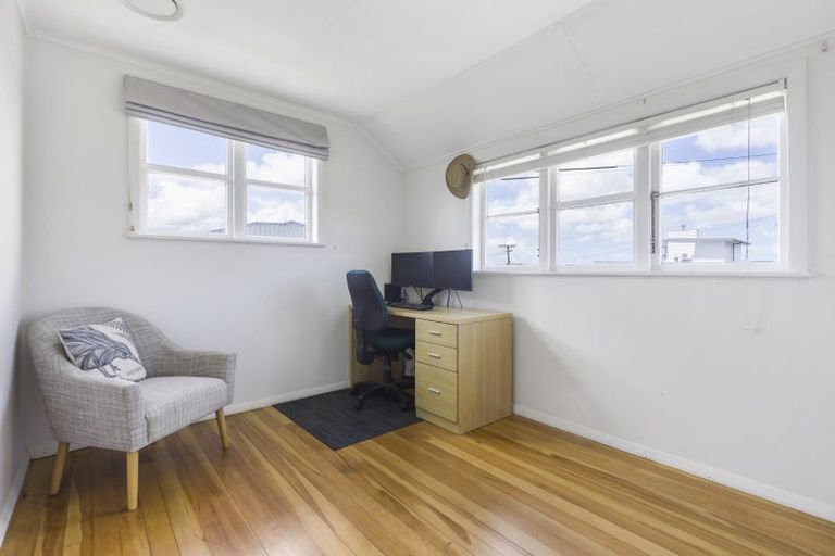 Photo of property in 18 Inglewood Street, Wai O Taiki Bay, Auckland, 1072