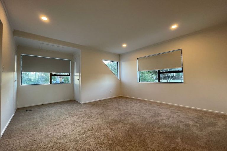 Photo of property in 1/16 Glen Vista Place, Bayview, Auckland, 0629