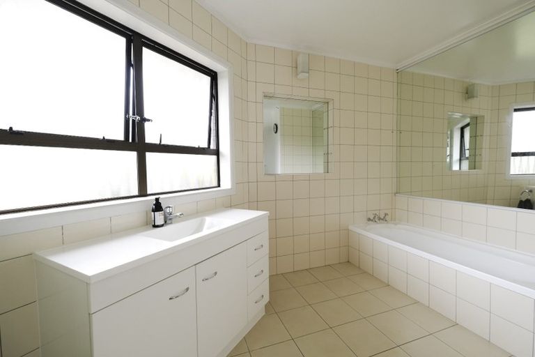 Photo of property in 98 Grande Vue Road, Hillpark, Auckland, 2102