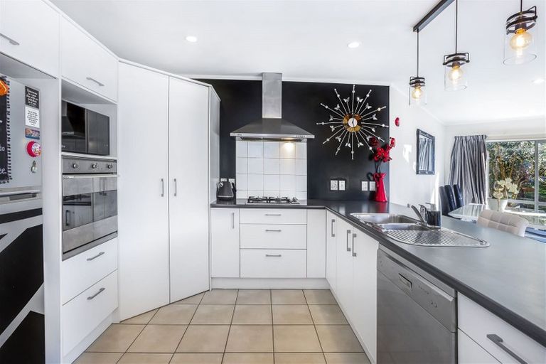 Photo of property in 3 Tararua Close, Aotea, Porirua, 5024