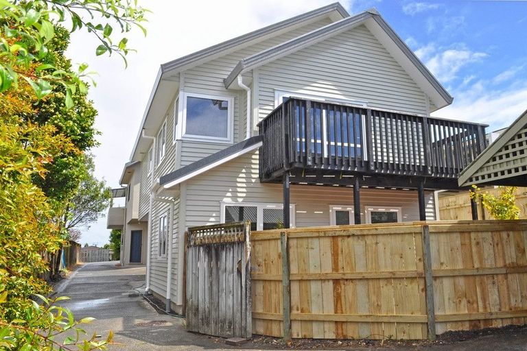 Photo of property in 2/207 Onewa Road, Birkenhead, Auckland, 0626